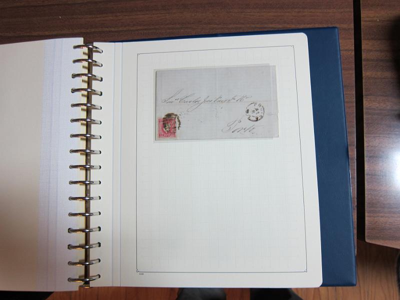 0019 (115).JPG -     Lote:    19      Marcofilia      Lotes Especiais       Descrição:         Portugal. Colecção especializada de carimbos de duplo círculo, tipo 1852, montada em 4 álbuns Lindner, com selos de diversas emissões e cartas, com estudo minucioso de cada marca. Lote a ver.         Lote       Valor Base:     &euro; 2.500,00     Valor Venda:     Retirado     